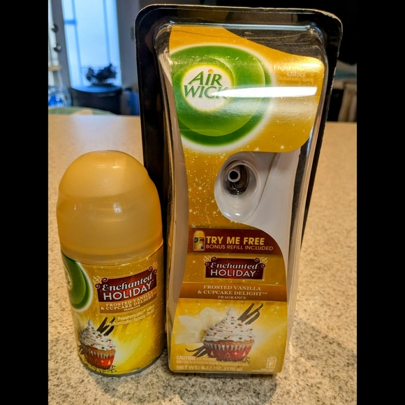 Unused Air Wick Freshmatic Ultra Spray Frosted Vanilla & Cupcake Delight - Picture 1 of 9